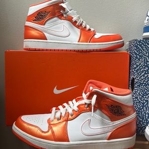 Jordan 1 Mid Metallic Orange